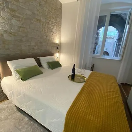 Diokletian's Golden Nest Apartment